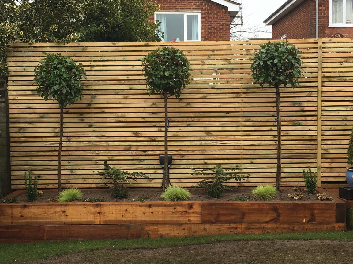Slatted screen and planters